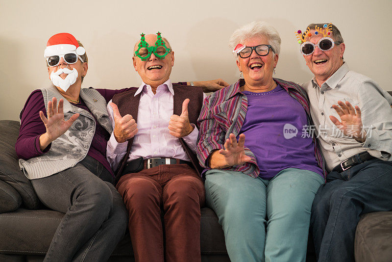 圣诞在GLR -真实的人欢乐的老年人与有趣的圣诞眼镜